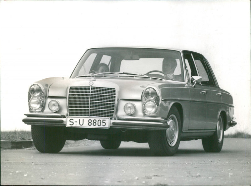 Mercedes-Benz 280 SE 3.5 - Vintage Photograph