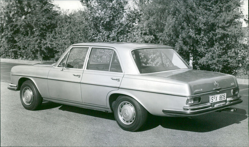 Mercedes-Benz 280 SE 3.5 - Vintage Photograph