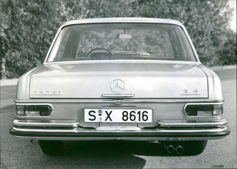 Mercedes-Benz 280 SE 3.5 - Vintage Photograph