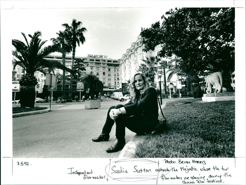 1992 - SUTTON SASKIA CHOTHER BRIN MAY BY HARRIS BRIAN, OUTSIDE, FILM, FESTIVAL - Vintage Photograph