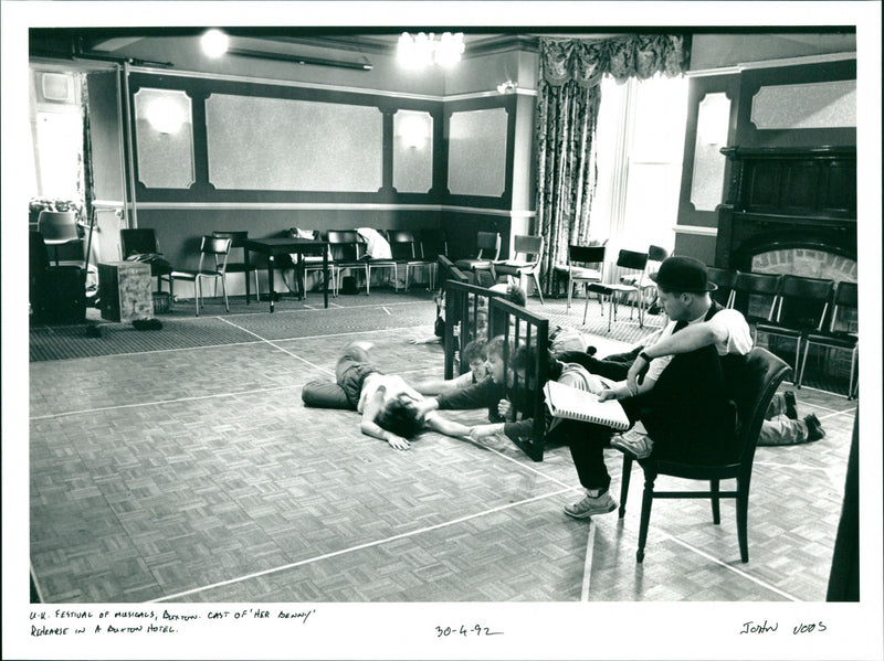 MUSICALS , Dux row . CAST OF HER DENNY ' SurtoN HOTEL . Jostra FESTIVAL - Vintage Photograph
