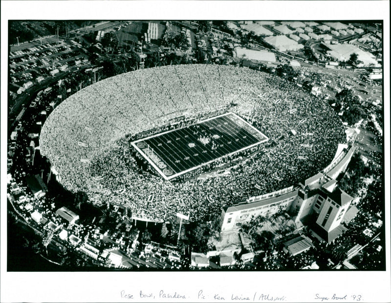CHECKED 17 JU
Rose Bowl , Pasadena . Pic : Ken Levine | Alls , own . Super Bowl - Vintage Photograph