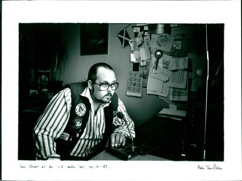! THE GADU - Vise ONITOR SHEET Oliver at his CB radio Set . . Punto Tom - Vintage Photograph