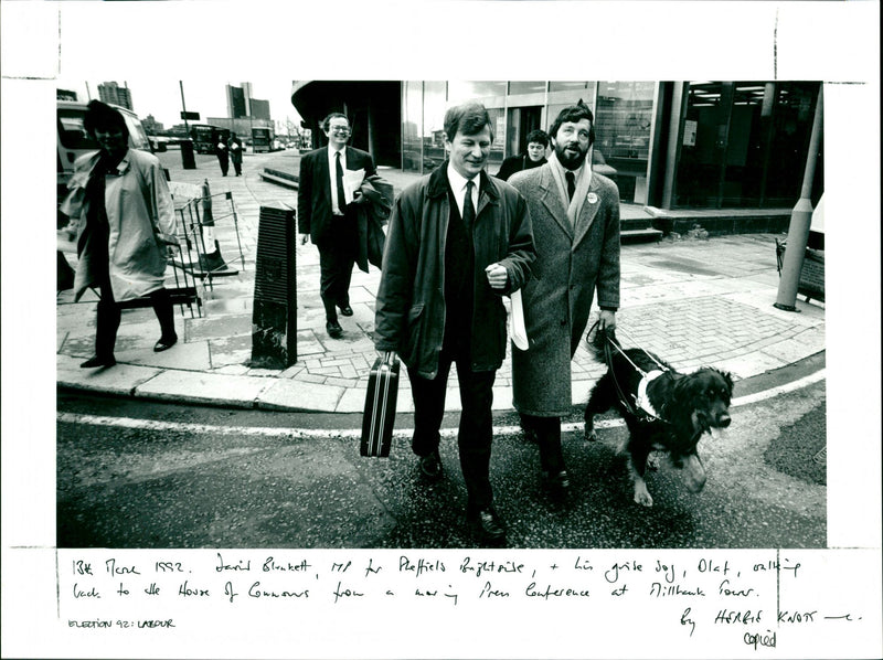 ! his Pore . Janis Blankett MP for Sheffield Brightoise , grise dog , Olat - Vintage Photograph
