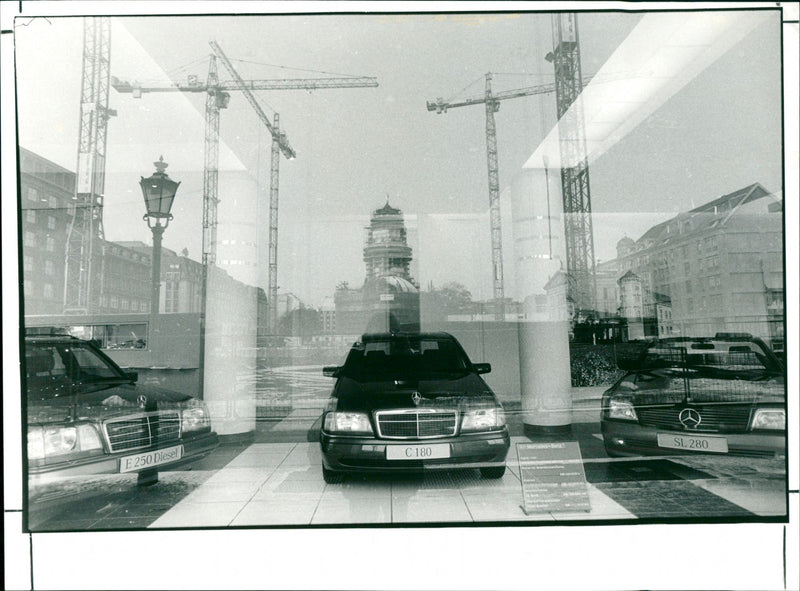 SL2 C 180 E 250 Diesel
AR Hittausway ( OSTUEEL MERCEDES BENZ FRIEDRICHSTR . - Vintage Photograph