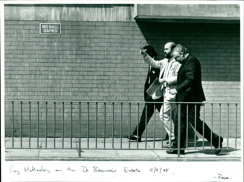 NO BALL GAMES tankes the De Beauvoir Estate 16/5/88 Wet ANELLON - Vintage Photograph