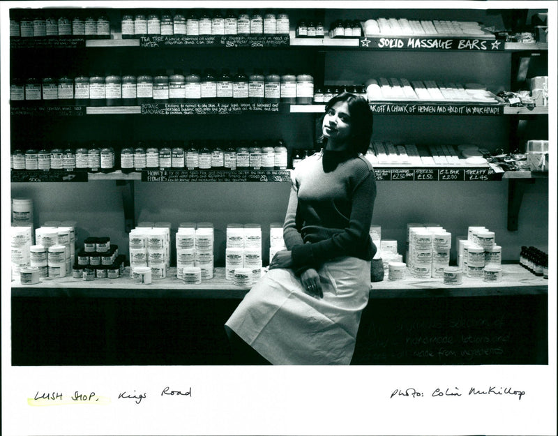 TEA TREE ALICE cool was Hans con SH * SOUD MASSAGE BARS sho een BOTANK Eletroma - Vintage Photograph