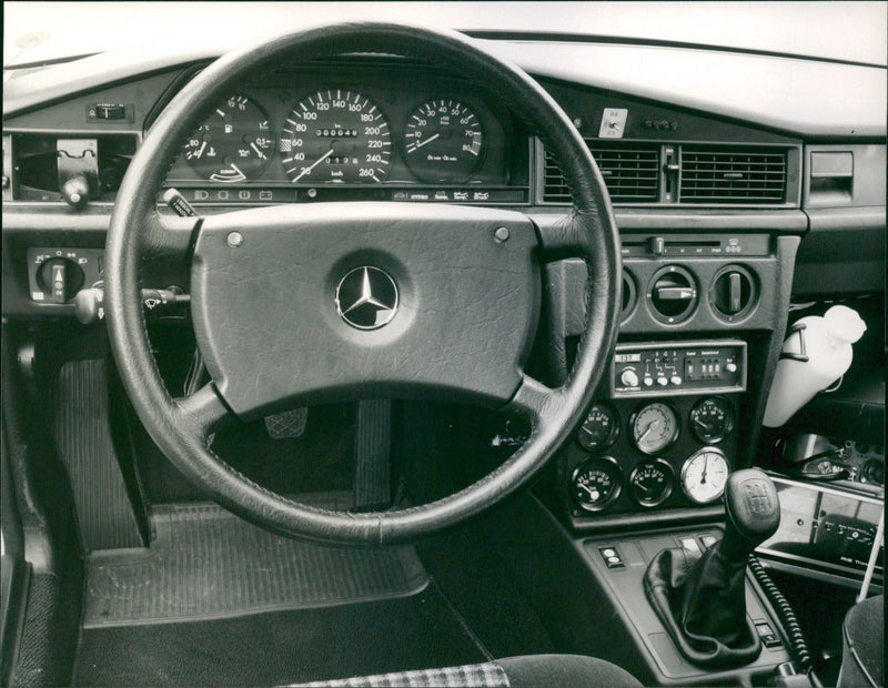 Mercedes-Benz 190 E 2.3-16 - Vintage Photograph