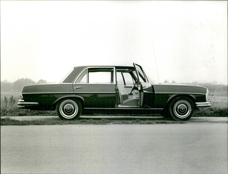 Mercedes-Benz W108-W109 - Vintage Photograph