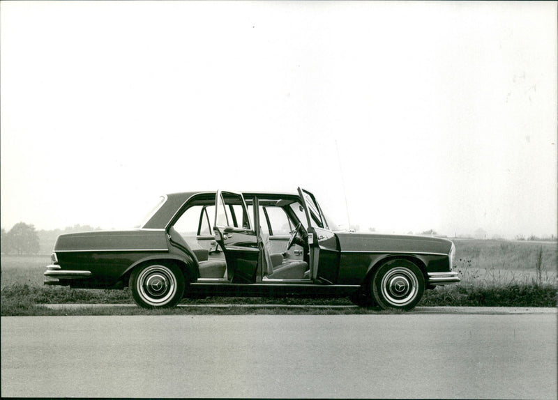 Mercedes-Benz W108-W109 - Vintage Photograph