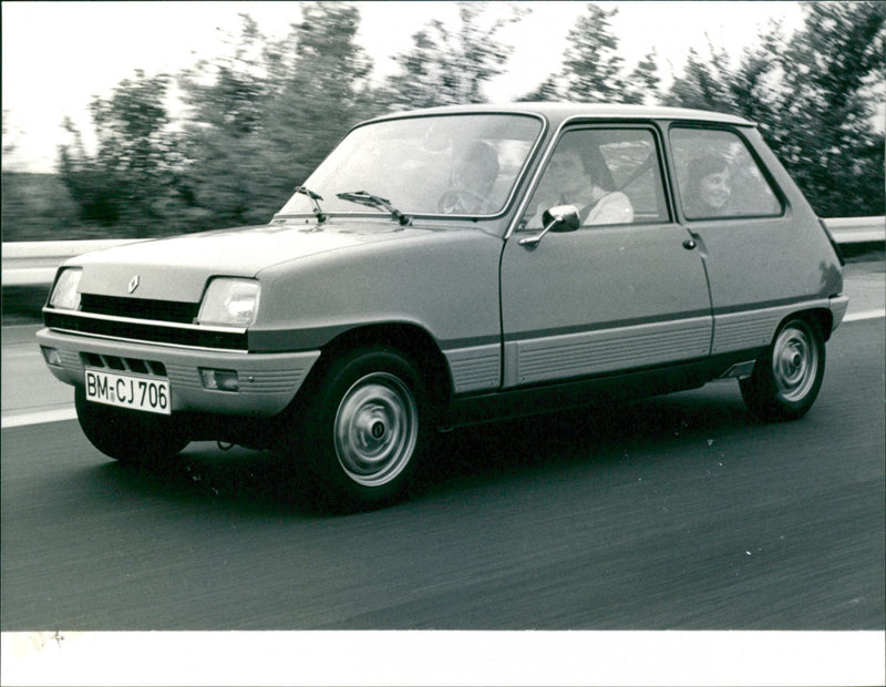 Renault 5 GTL - Vintage Photograph