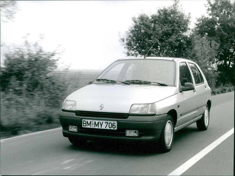 Renault CLIO RN 1.4 1 - Vintage Photograph