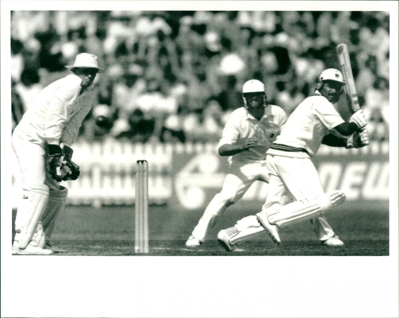 Pakistan batsman Javed Miandad cuts N.Z. bowler John Brakewell - Vintage Photograph