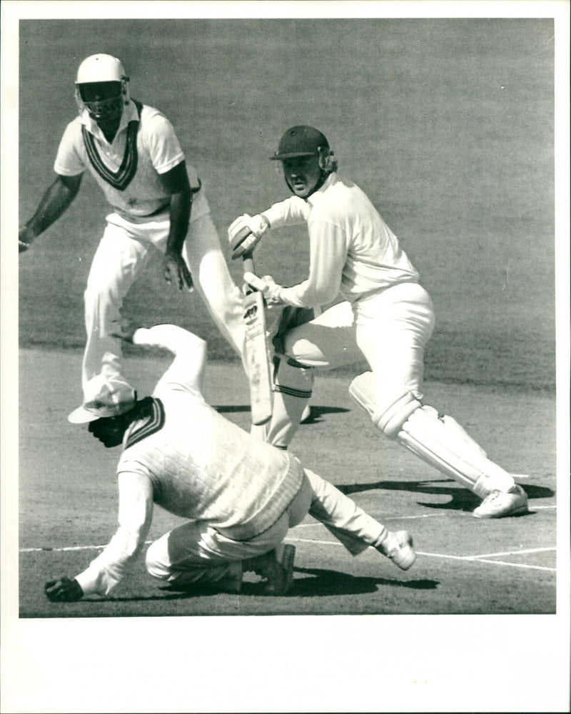 New Zealand's Mark Greatbatch fails to steer Pakistan's tauseer - Vintage Photograph