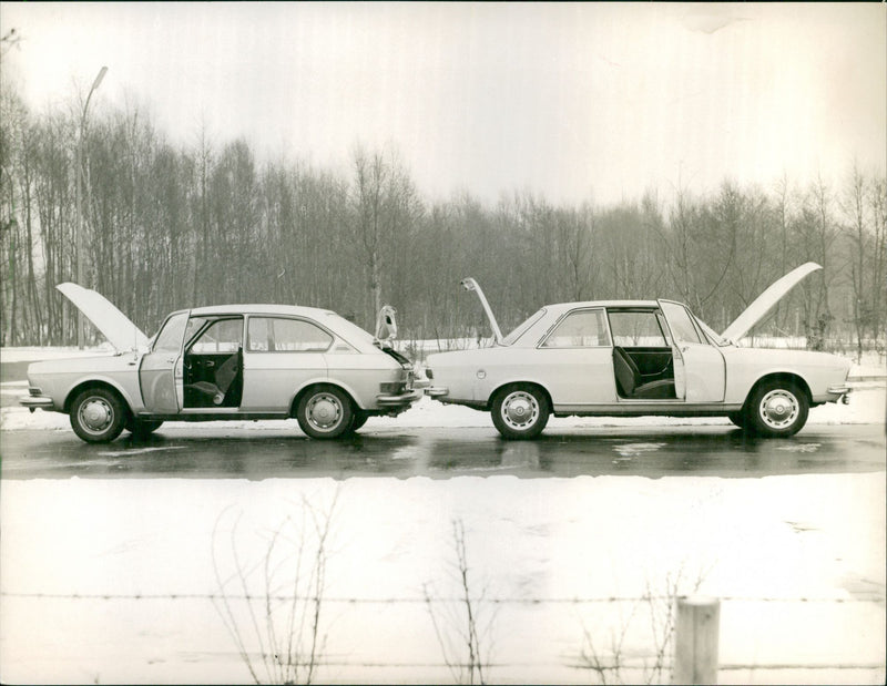 1971 Volkswagen 411 LE - Vintage Photograph