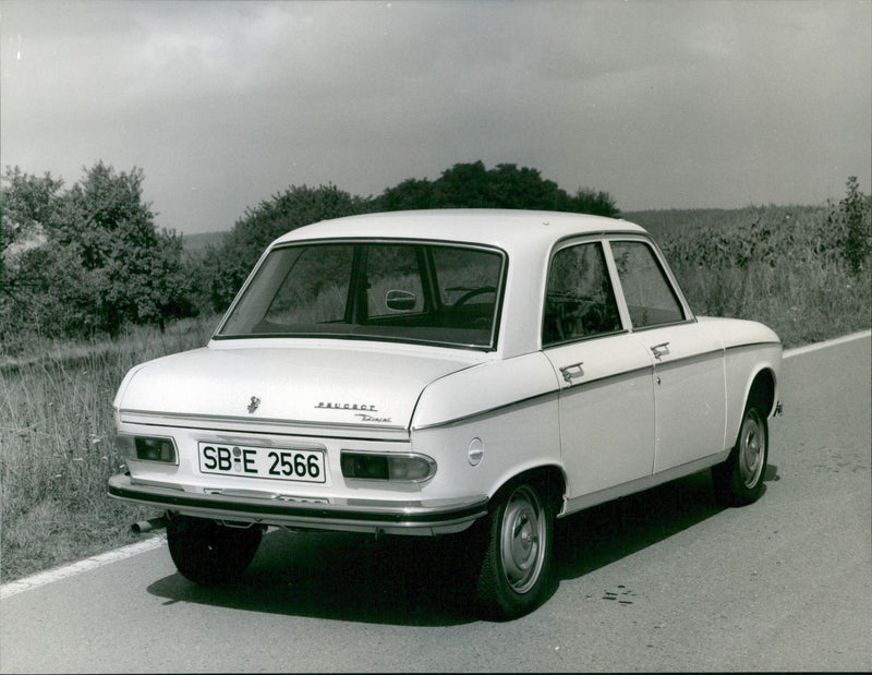 Peugeot 204 Limousine Grand Luxe - Vintage Photograph