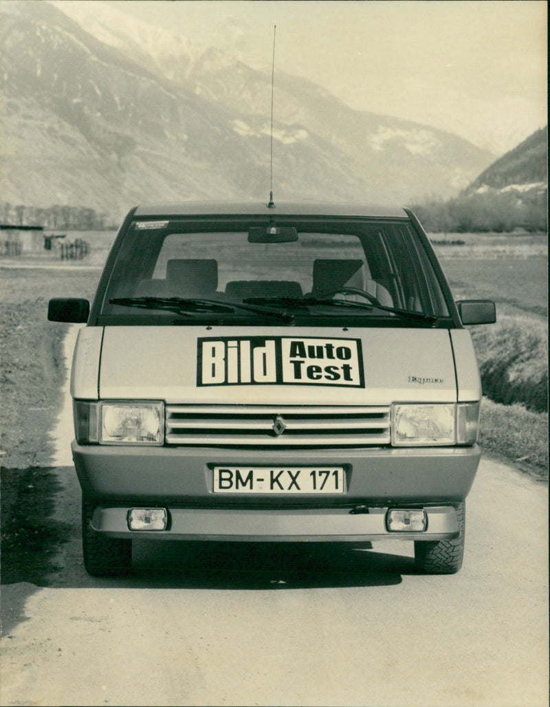 Renault Espace 2000 TSE - Vintage Photograph