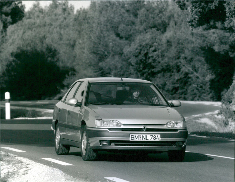 Renault Safrane RT 2.2 SI - Vintage Photograph