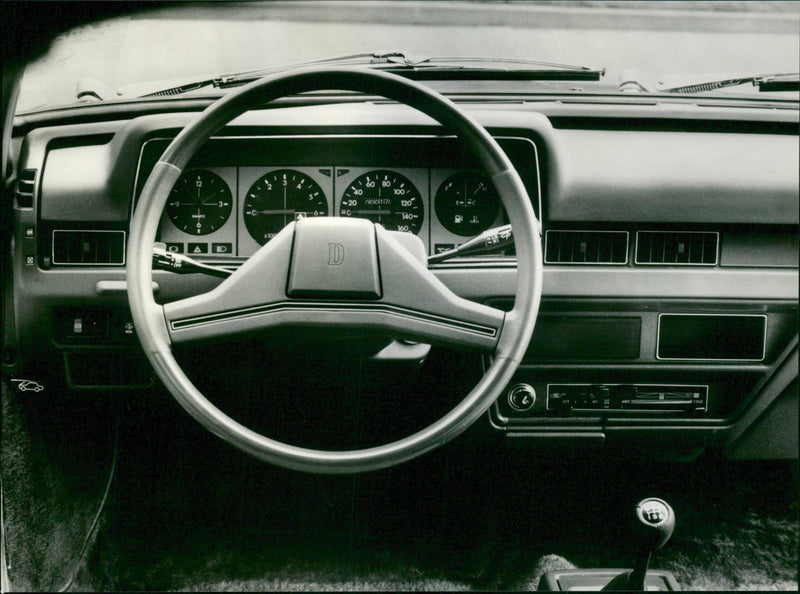 Datsun Cherry Limousine, Kombi and Coupé, Cockpit - Vintage Photograph