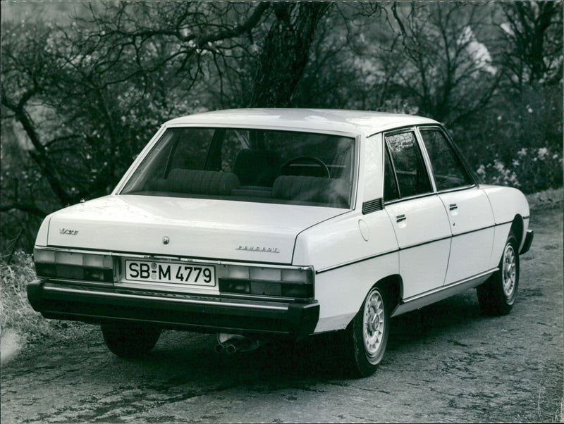 Peugeot 604 SL V6 - Vintage Photograph