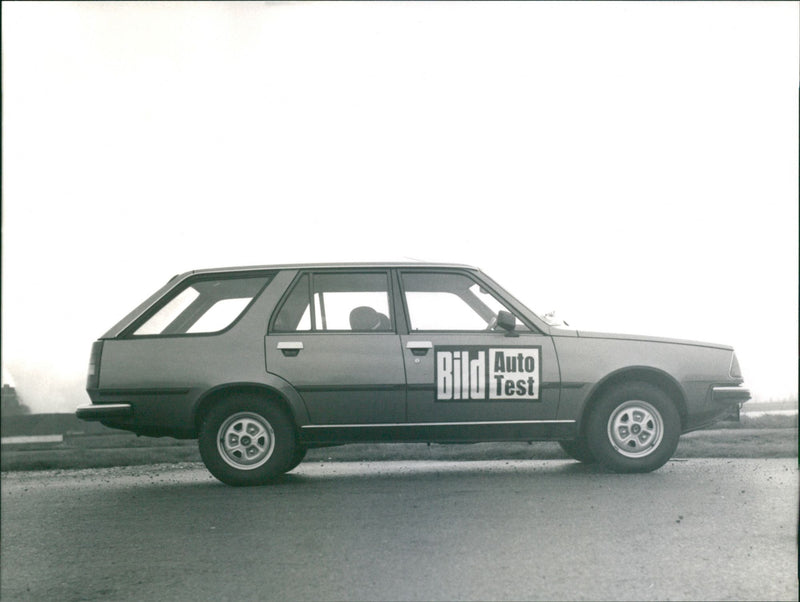 Renault 18 break - Vintage Photograph