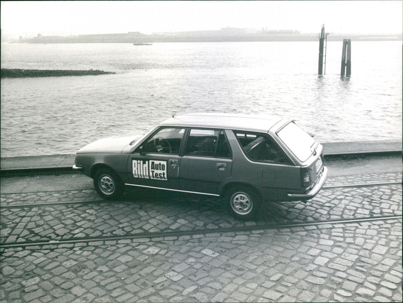 Renault 18 break - Vintage Photograph