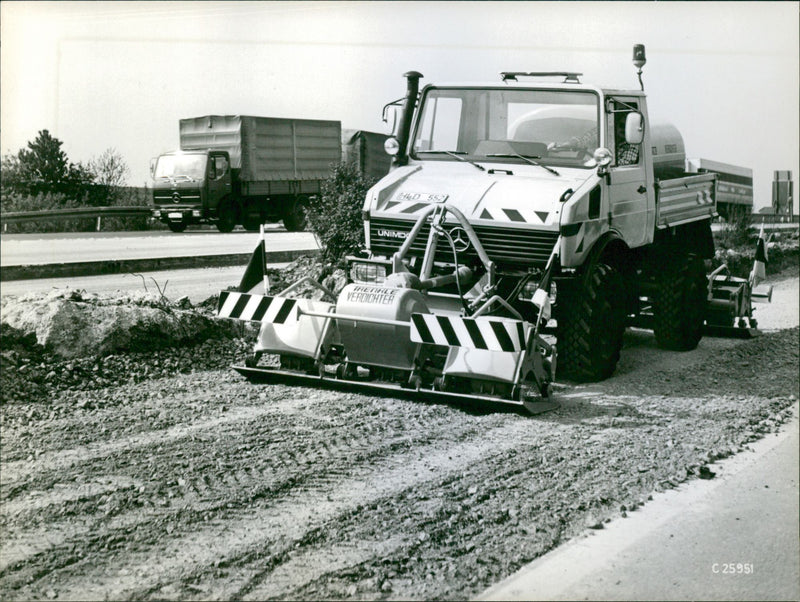 Mercedes-Benz Unimog Rigid U1000 95hp - Vintage Photograph