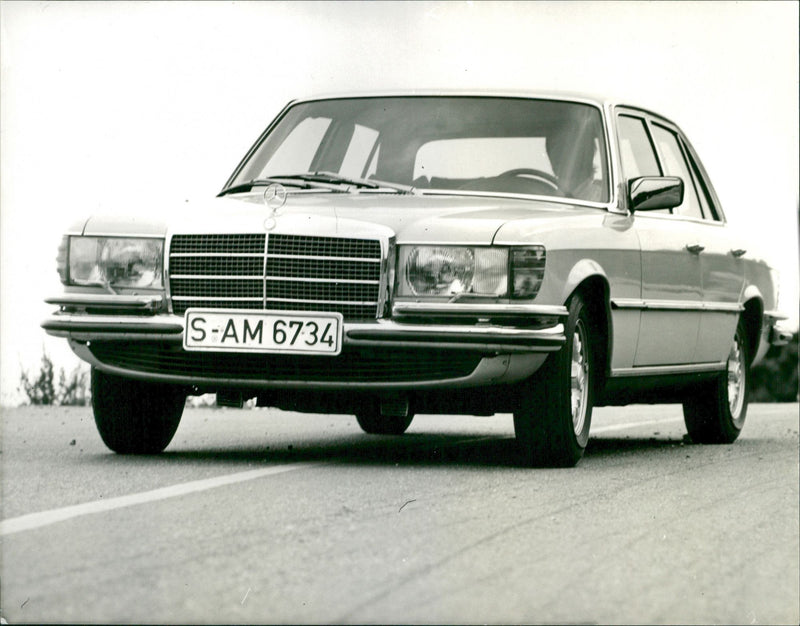 Mercedes-Benz W126 - Vintage Photograph