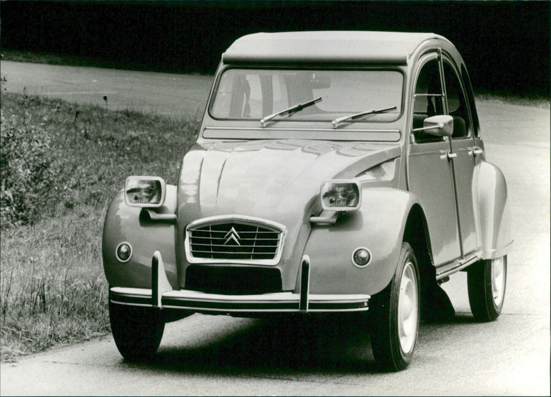 Citroën 2CV4 Model '75 - Vintage Photograph