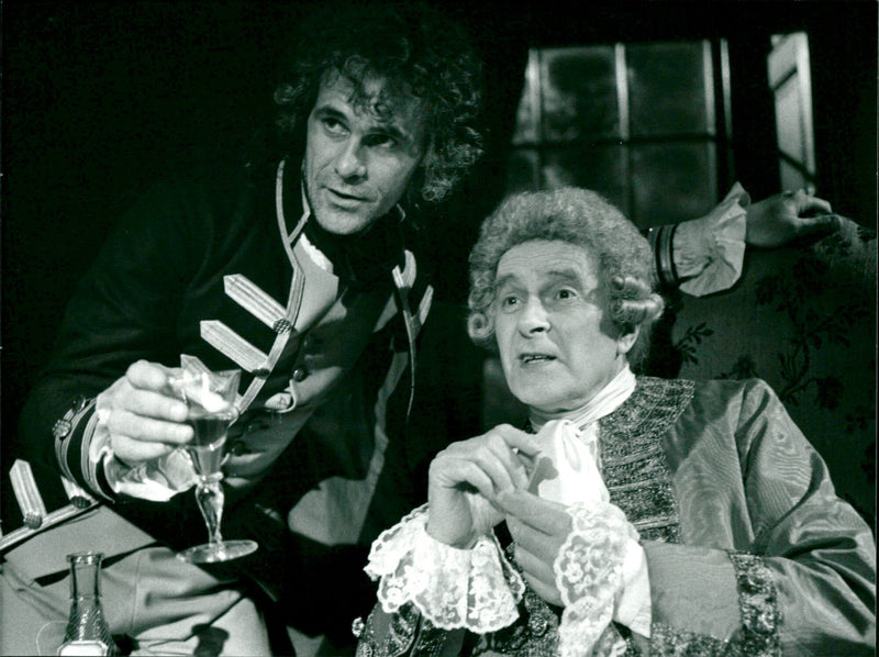 DANE ARKS ON HIS SCULPTURE USING BARBLE Dous . 6 JUNE 89 GL - Vintage Photograph