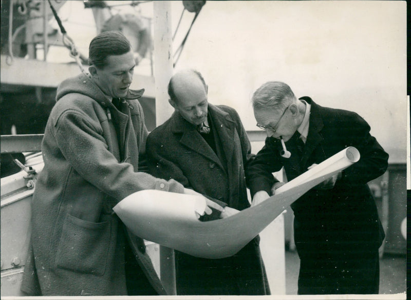 1952 COMPLIMENTS RAPHAEL DIVISION THELL KING SHIP BRITISH QUEEN EXPEDITION - Vintage Photograph