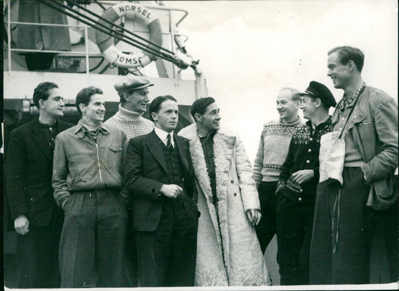 COMPLIMENTS KEYSTONE LEADER SHIP QUEEN EXPEDITION - Vintage Photograph