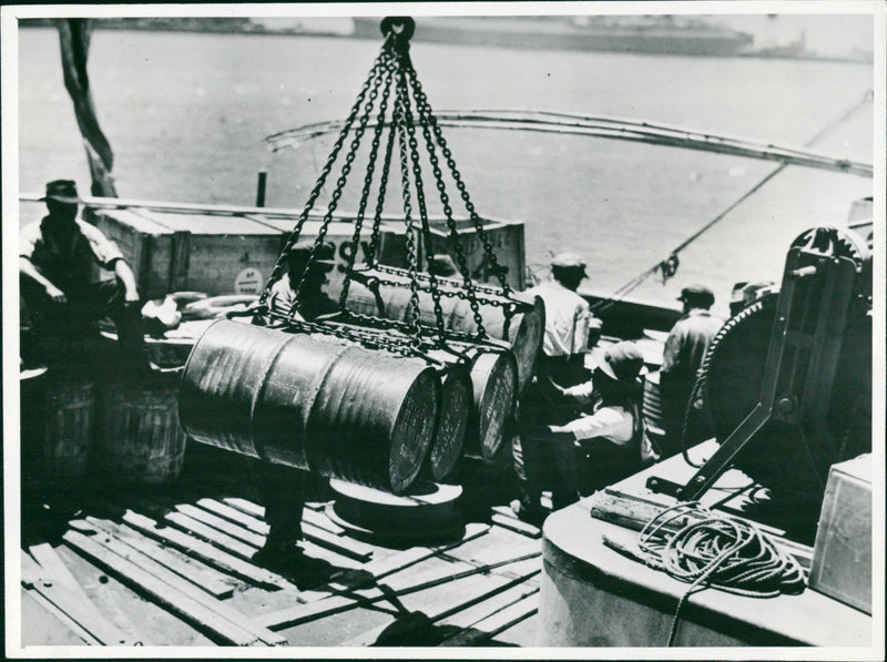 COMPLIMENTS RAPHAEL DIVISION AIRCRAFT SHIP BRITISH QUEEN EXPEDITION - Vintage Photograph