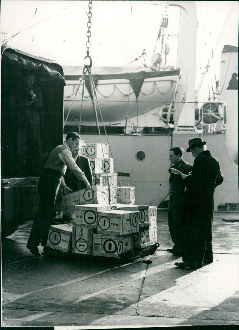 COMPLIMENTS RAPHAEL DIVISION AIRCRAFT KEYSTONE SWEDISH QUEEN EXPEDITION - Vintage Photograph