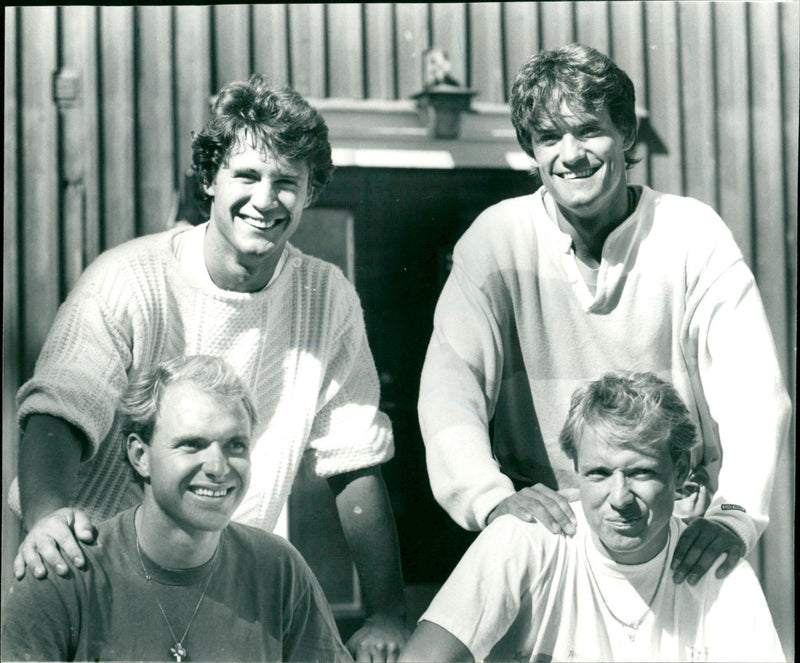 Peter Sundström och Patrik Sundström, ishockey, tillsammans med Thomas Ravelli och Andreas Ravelli, fotboll - Vintage Photograph