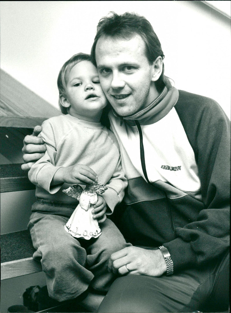 Ishockeyspelaren Göte Wälitalo med dotter Lisa - Vintage Photograph