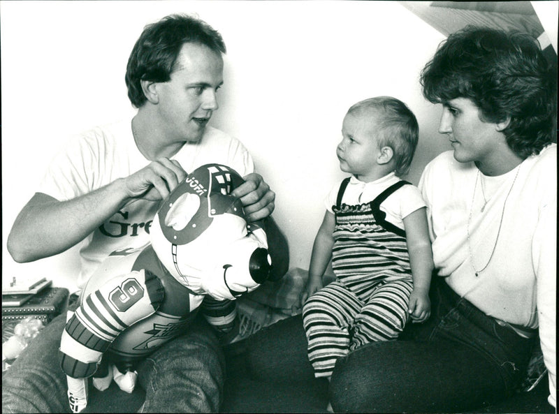 Göte Wälitalo med fru Jonna och dotter Lisa - Vintage Photograph