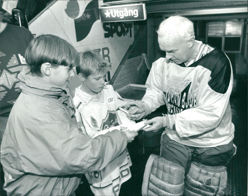 Leif Honken Holmqvist skriver autografer - Vintage Photograph