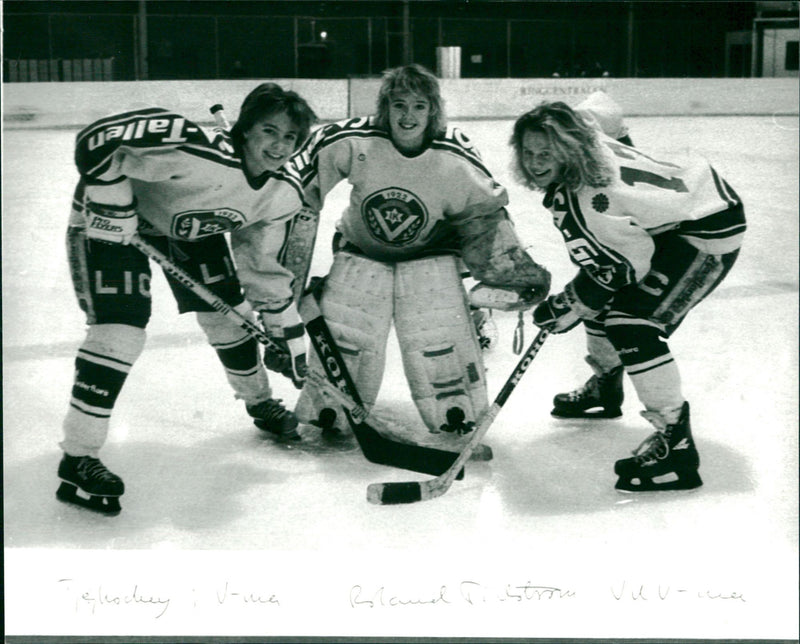 Malin Granberg, Jennie Skoglund och Marita Lundin i Vilhelminas tjejlag - Vintage Photograph