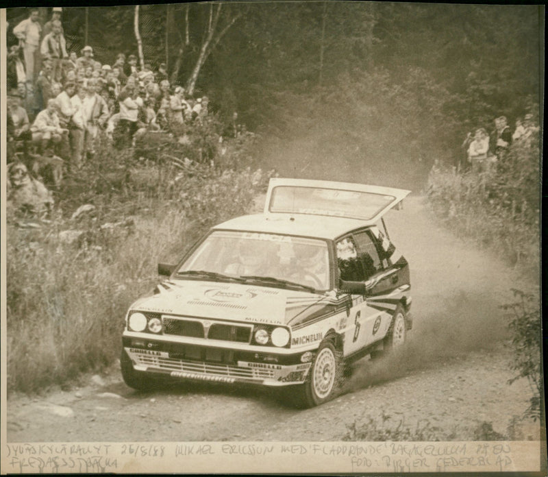 Mikael Ericsson, Jyväskylä-rallyt, bakluckan har åkt upp - Vintage Photograph
