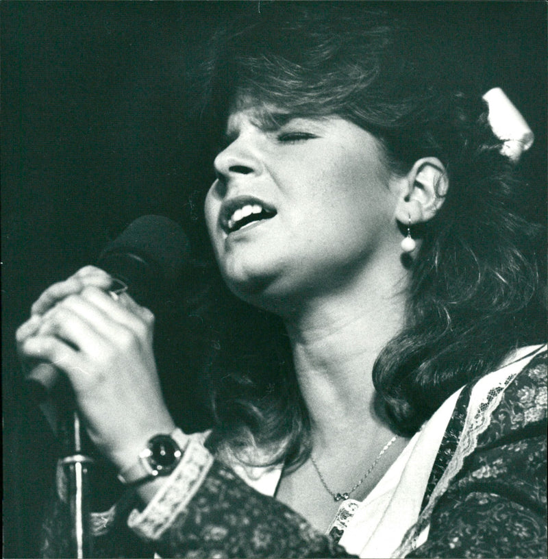 1990 MUSIC PERSONS SINGER SHELF HAGGKVIST ARCHIVE PEOPLE GOWSEUS ARTIST - Vintage Photograph