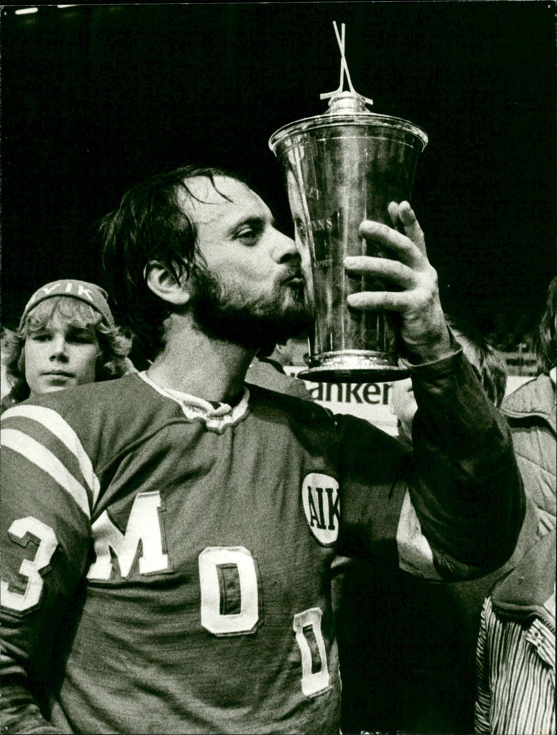 Sune Lizard, ice hockey player MoDo, kisses the SM trophy - Vintage Photograph