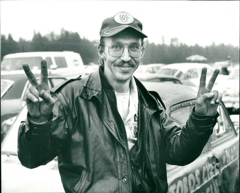 Folkrace. Tord Nordin, Vindeln MS, gör segertecken, A-finalsegrare - Vintage Photograph