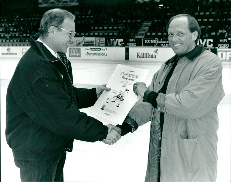 Tommy Sandlin mottar stipendium av Claes Cahier - Vintage Photograph