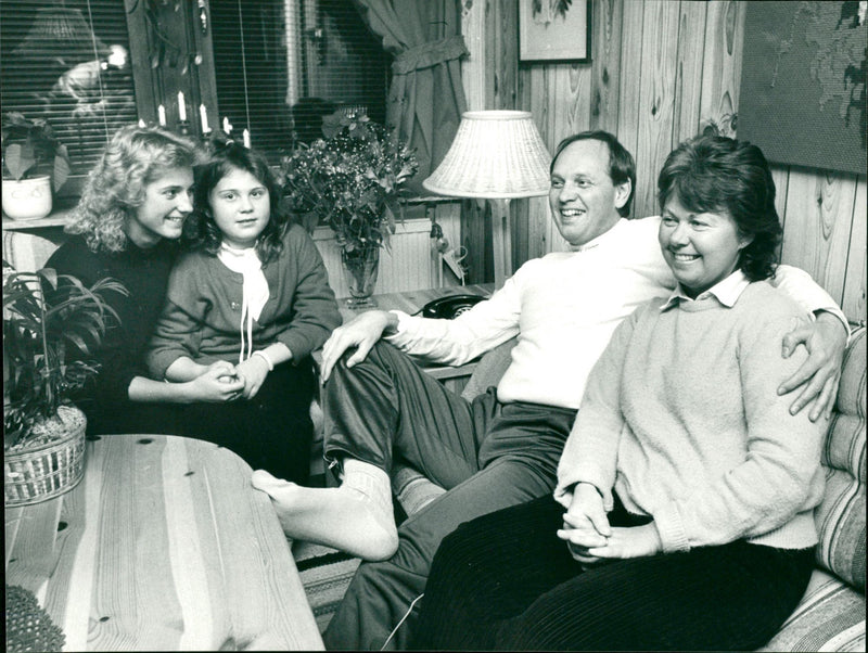 Tommy Sandlin med familjen, Lena, Lotta och Birgitta Sandlin - Vintage Photograph