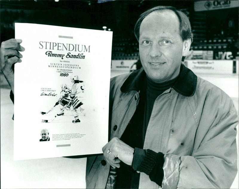 Tommy Sandlin, ishockeytränare Umeå, får Sixten Jonssons minnesstipendium 1989 - Vintage Photograph