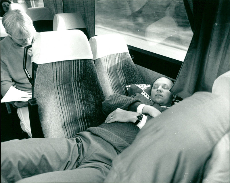 Ishockeytränare Tommy Sandlin lyssnar på musik på bussen. Lars Karlsson i bakgrunden - Vintage Photograph