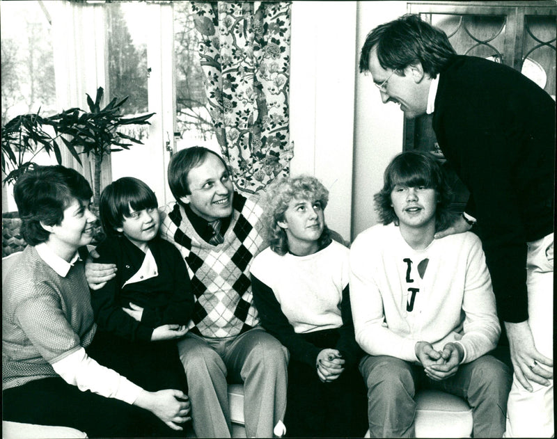 Tommy Sandlin med familj välkomnas till Umeå av Jan Bergholm - Vintage Photograph