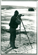 Fågelskådare med kikare på stativ vid Brånsjön - Vintage Photograph