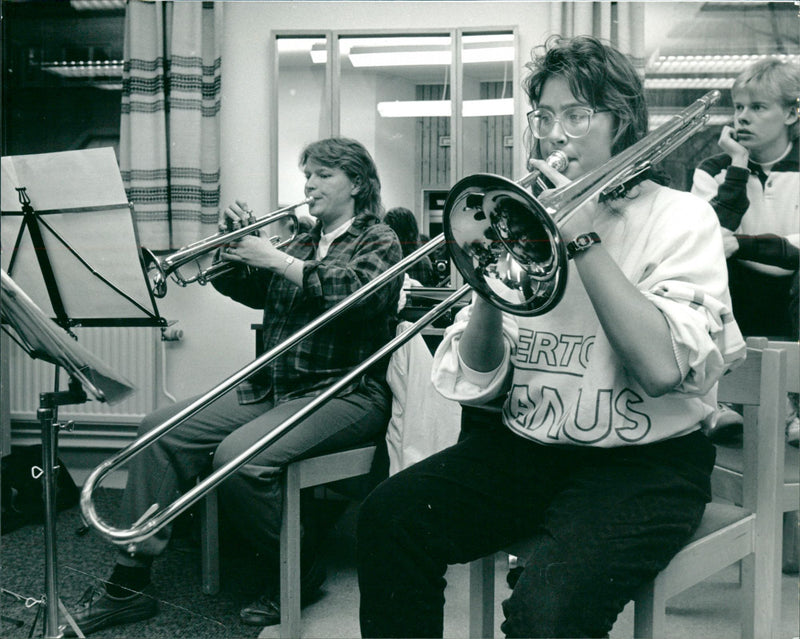 SCHOOL OBJECTED NON MUSIC SCHOOL PHOTO JESSICA OBNOXIOUS MUNICIPALITY BRITAIN - Vintage Photograph